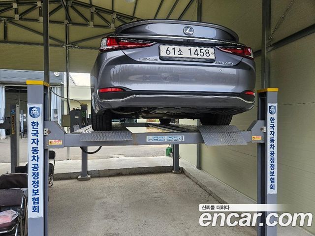 Lexus ES 2019 — photo 2