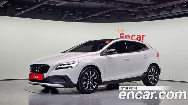Volvo V40 2019 — photo 1