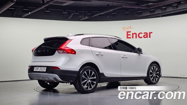 Volvo V40 2019 — photo 2