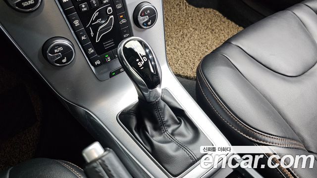 Volvo V40 2019 — photo 12