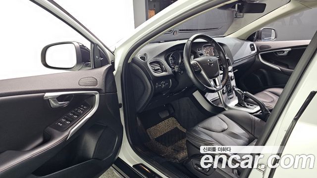 Volvo V40 2019 — photo 13