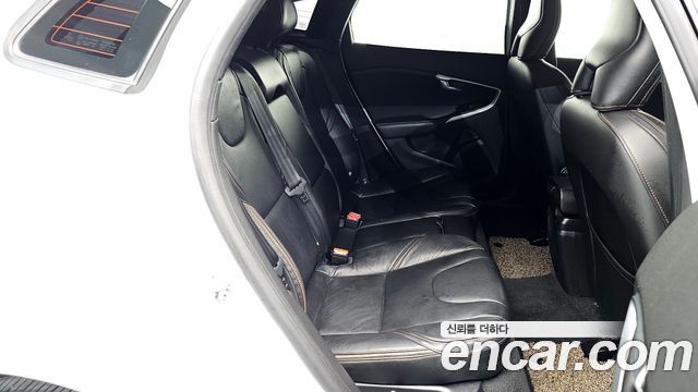Volvo V40 2019 — photo 17