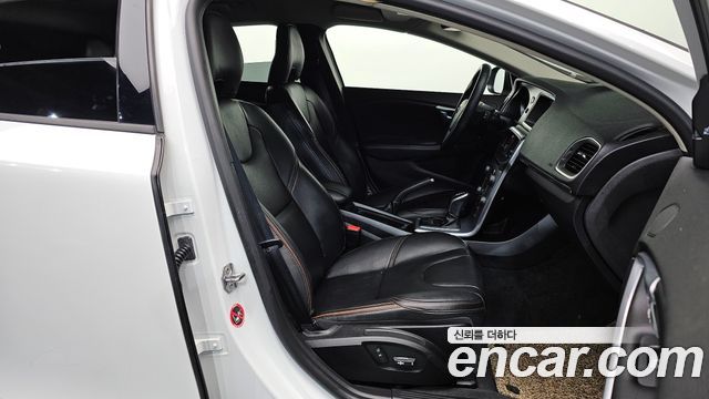 Volvo V40 2019 — photo 18