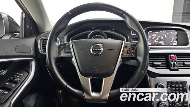 Volvo V40 2019 — photo 19