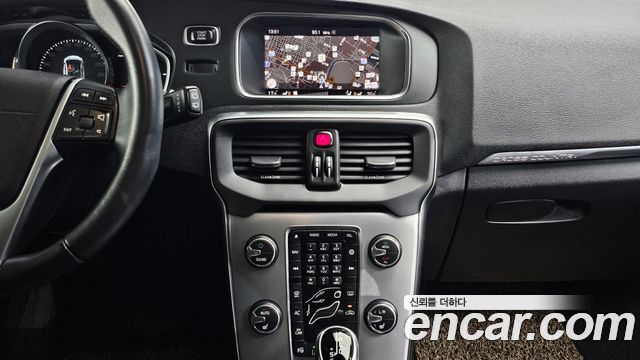 Volvo V40 2019 — photo 20