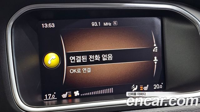 Volvo V40 2019 — photo 22