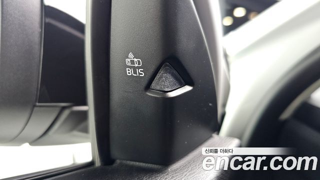 Volvo V40 2019 — photo 24