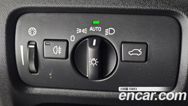 Volvo V40 2019 — photo 25