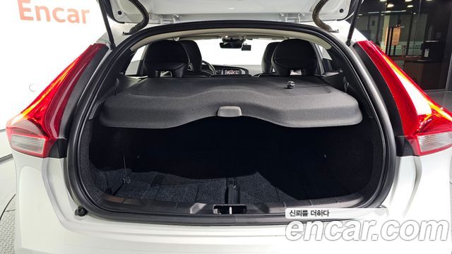Volvo V40 2019 — photo 26