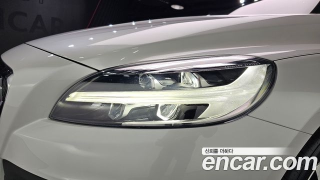 Volvo V40 2019 — photo 8
