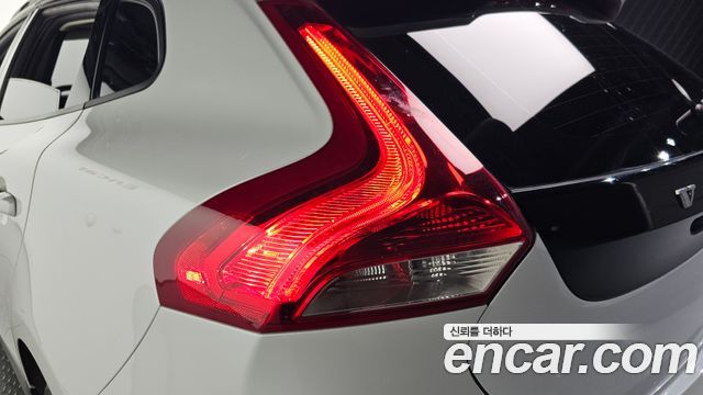 Volvo V40 2019 — photo 9