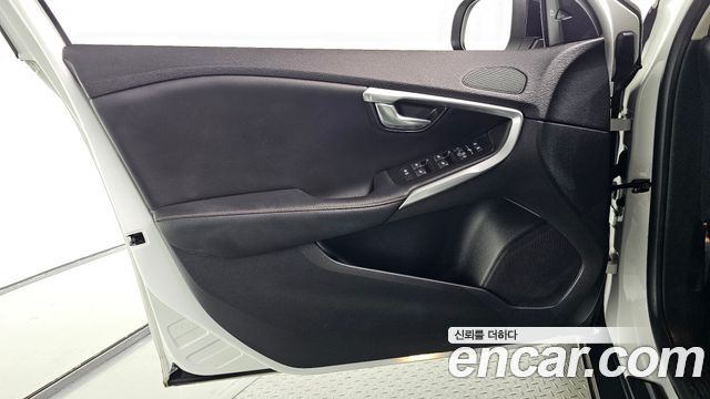 Volvo V40 2019 — photo 14