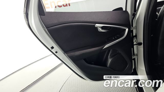 Volvo V40 2019 — photo 15