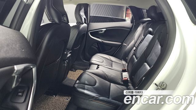 Volvo V40 2019 — photo 16