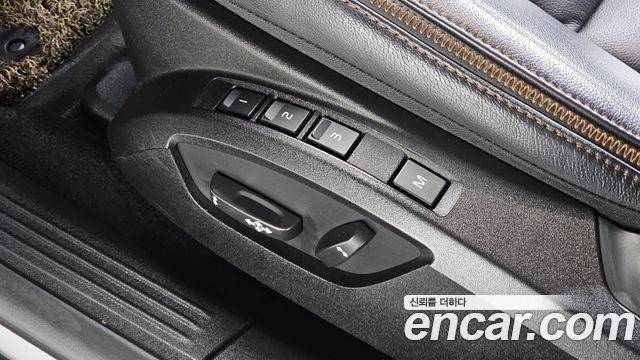 Volvo V40 2019 — photo 29