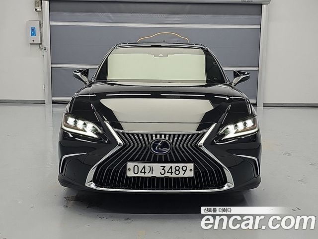 Lexus ES 2019 — photo 1