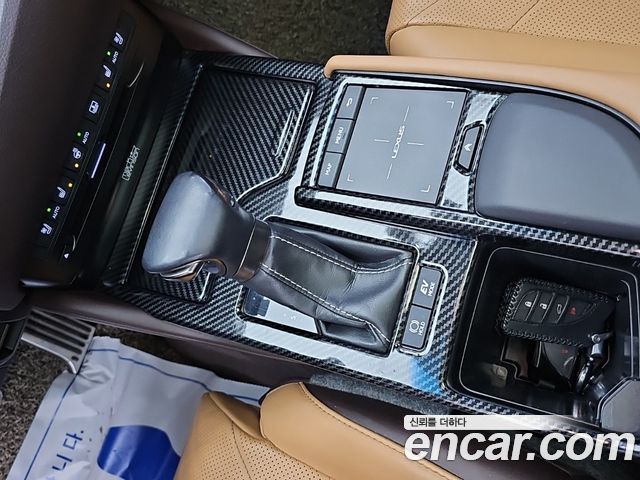 Lexus ES 2019 — photo 8