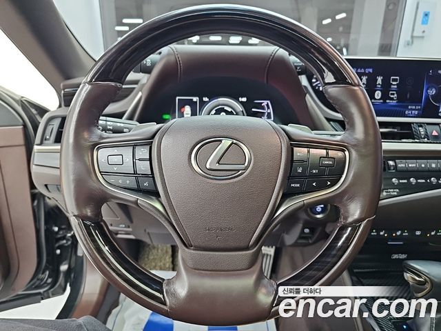 Lexus ES 2019 — photo 9