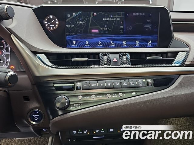 Lexus ES 2019 — photo 10