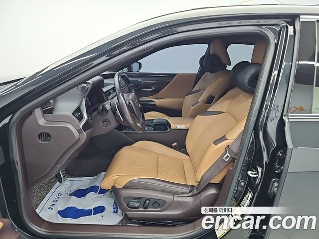 Lexus ES 2019 — photo 11