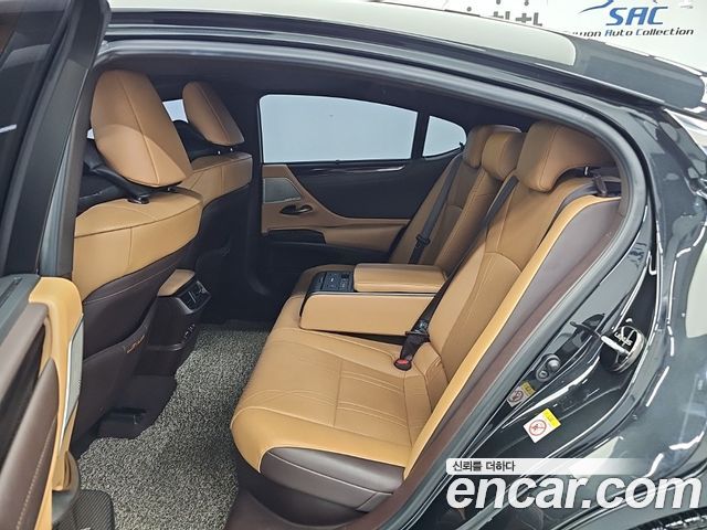 Lexus ES 2019 — photo 12