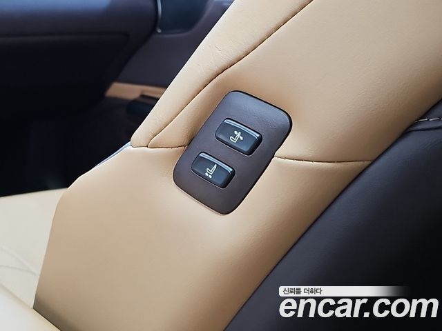 Lexus ES 2019 — photo 13