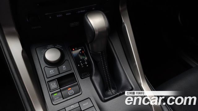 Lexus NX 2017 — photo 9