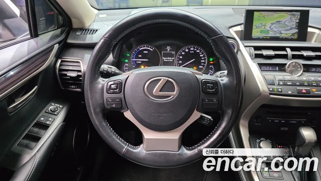 Lexus NX 2017 — photo 13