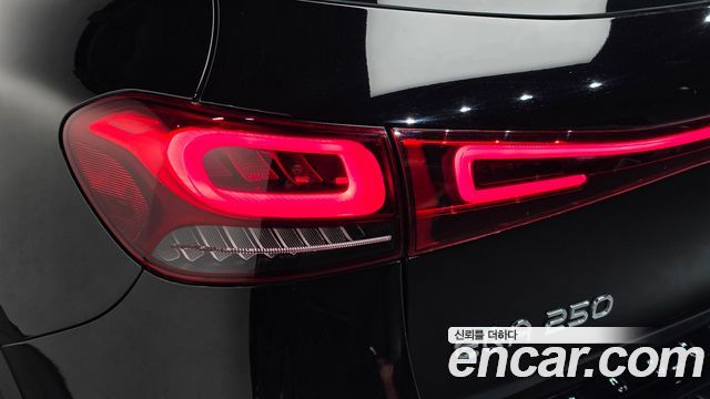 Mercedes-Benz EQA 2024 — photo 9