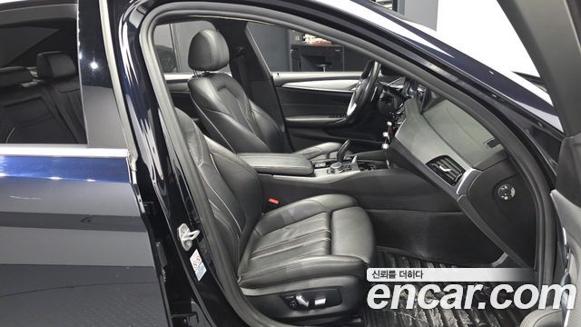 BMW 5-Series 2018 — photo 11