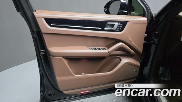 Porsche Cayenne 2021 — photo 25