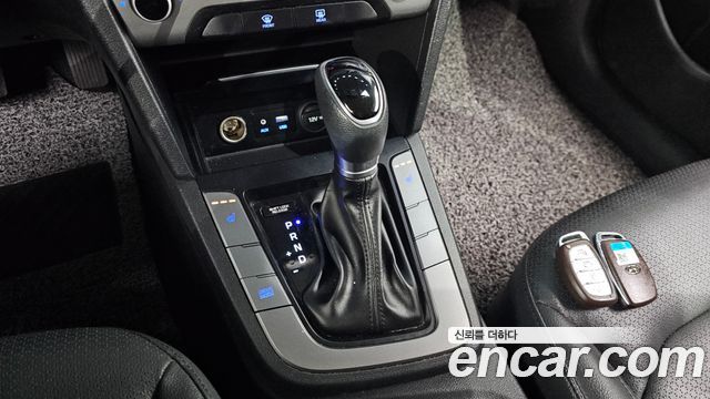 Hyundai AVANTE 2017 — photo 12