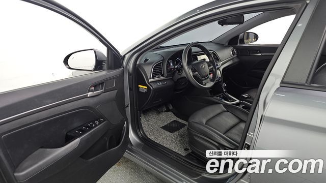 Hyundai AVANTE 2017 — photo 13