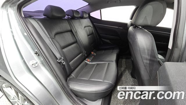 Hyundai AVANTE 2017 — photo 17