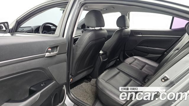 Hyundai AVANTE 2017 — photo 18