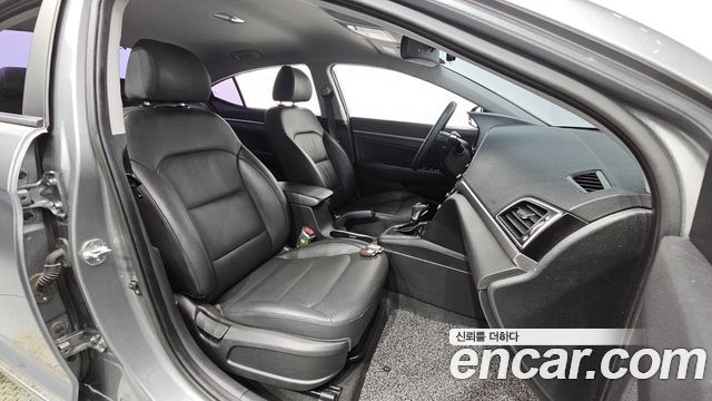 Hyundai AVANTE 2017 — photo 16