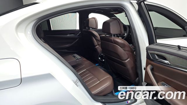 BMW 5-Series 2018 — photo 17
