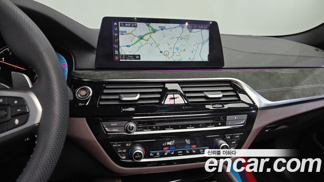 BMW 5-Series 2018 — photo 19