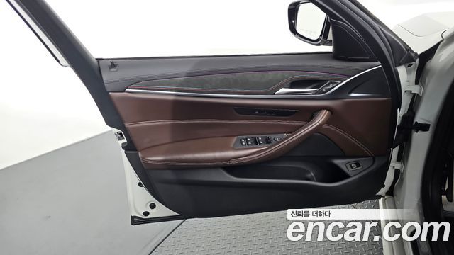 BMW 5-Series 2018 — photo 14