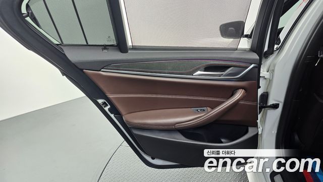BMW 5-Series 2018 — photo 15