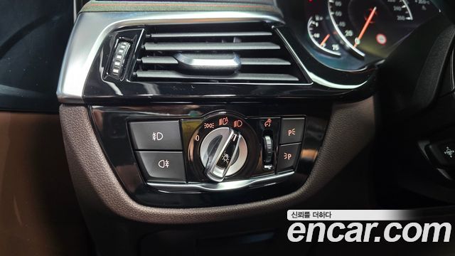 BMW 5-Series 2018 — photo 27