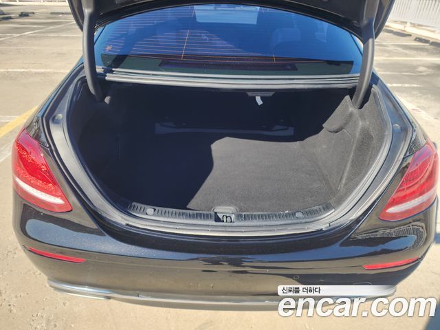 Mercedes-Benz E-Class 2018 — photo 11