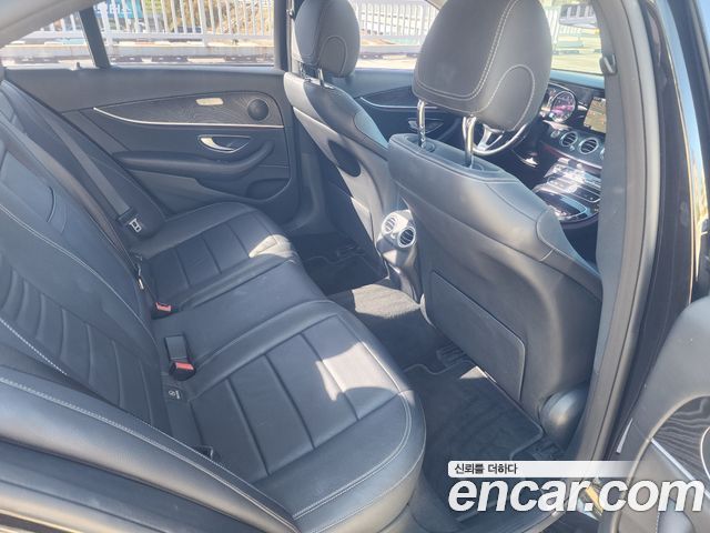 Mercedes-Benz E-Class 2018 — photo 14