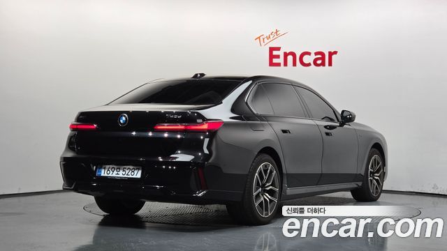 BMW 7-Series 2025 — photo 2