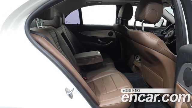 Mercedes-Benz E-Class 2018 — photo 18