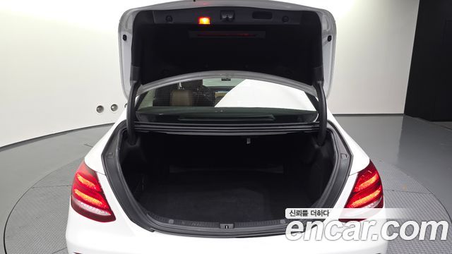 Mercedes-Benz E-Class 2018 — photo 26