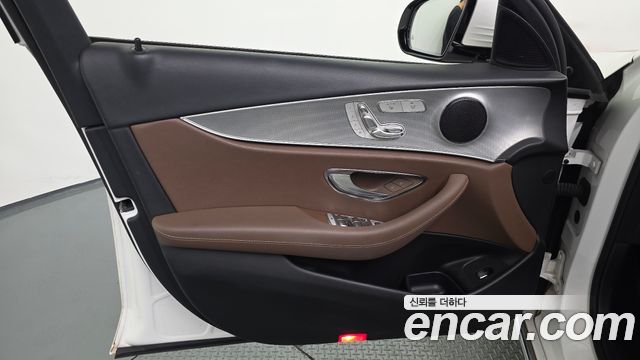 Mercedes-Benz E-Class 2018 — photo 14