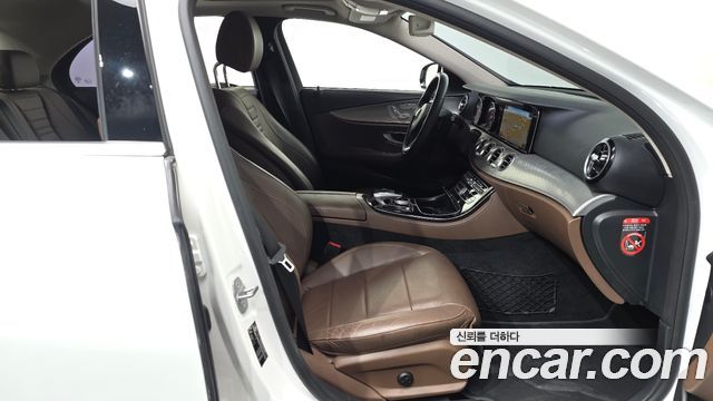 Mercedes-Benz E-Class 2018 — photo 16
