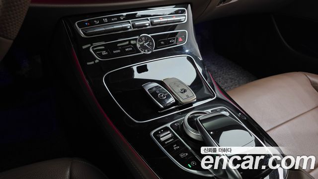 Mercedes-Benz E-Class 2018 — photo 24