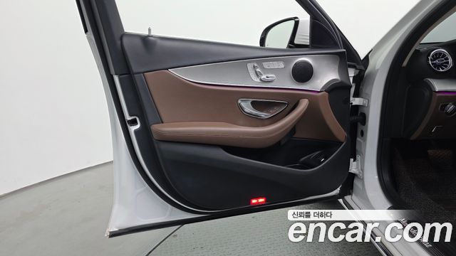 Mercedes-Benz E-Class 2018 — photo 14